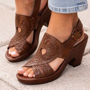 Frye Women's Size 8 Vintage Brown Leather Studded Wedge Sandals Weave Platform
